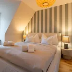 Vertical Modern 3 Bedroom Near Station Apartment *