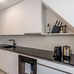 Vertical Modern 3 Bedroom Near Station Apartment *