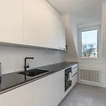 Vertical Modern 3 Bedroom Near Station Apartment *