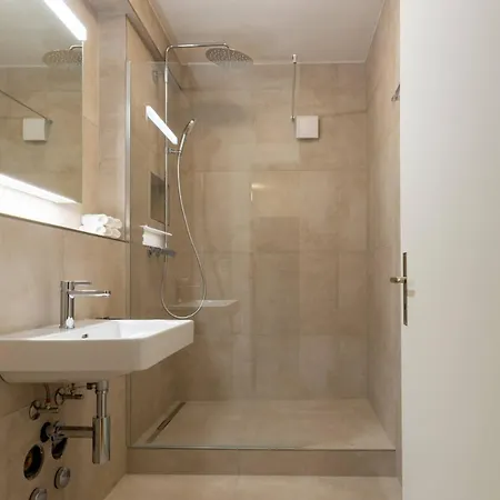 Lejlighed Vertical Modern 3 Bedroom Near Station