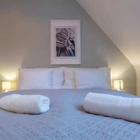 Lejlighed Vertical Modern 3 Bedroom Near Station *