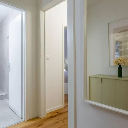 Vertical Modern 3 Bedroom Near Station