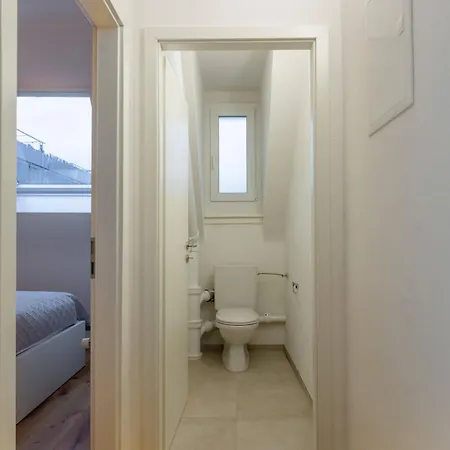 Vertical Modern 3 Bedroom Near Station