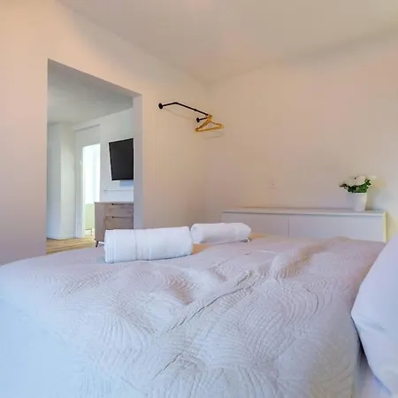 Lejlighed Vertical Modern 3 Bedroom Near Station *