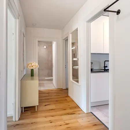 Vertical Modern 3 Bedroom Near Station Lejlighed