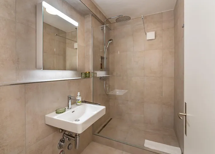 Vertical Modern 3 Bedroom Near Station *