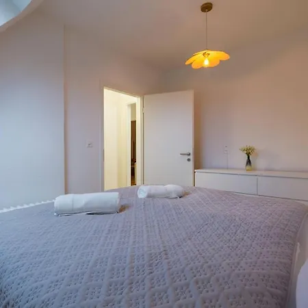 Apartament Vertical Modern 3 Bedroom Near Station