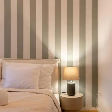 Vertical Modern 3 Bedroom Near Station *