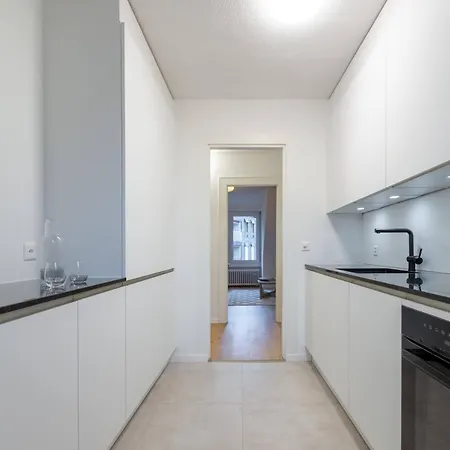 Vertical Modern 3 Bedroom Near Station *