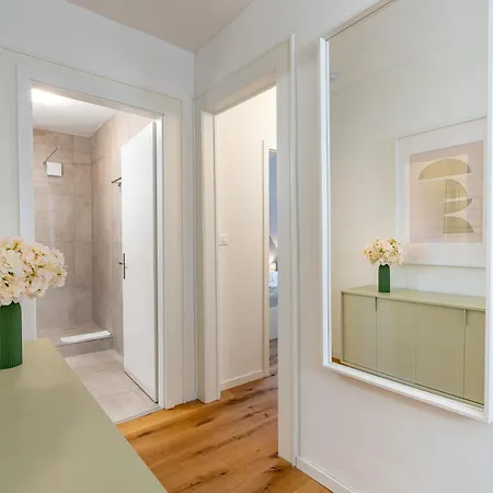 Vertical Modern 3 Bedroom Near Station Apartament Zurych
