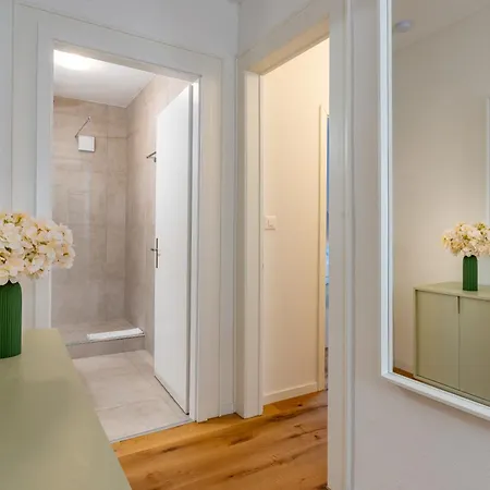 Apartament Vertical Modern 3 Bedroom Near Station