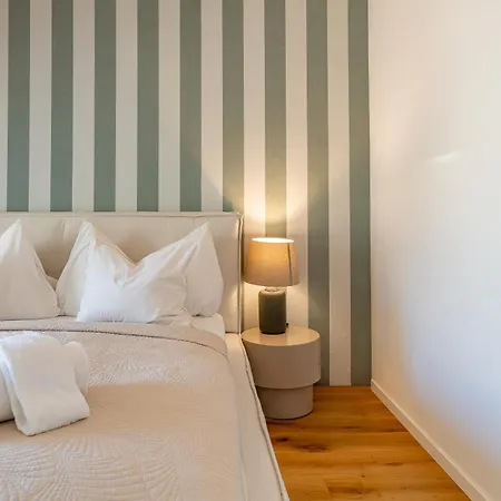 Vertical Modern 3 Bedroom Near Station *