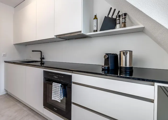 Vertical Modern 3 Bedroom Near Station Lejlighed