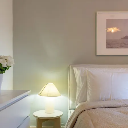 Vertical Modern 3 Bedroom Near Station *