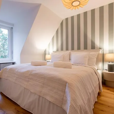 Vertical Modern 3 Bedroom Near Station Lägenhet