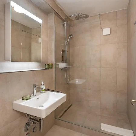 Vertical Modern 3 Bedroom Near Station *